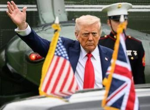 Atterraggio d'emergenza per elicottero di Trump nel Regno Unito