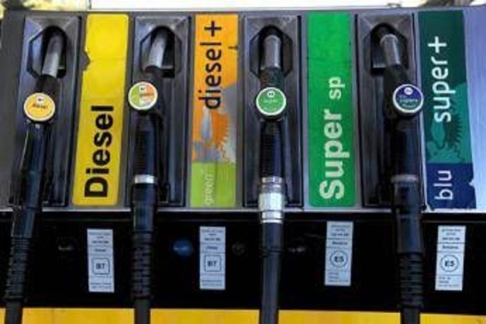 Carburanti, sconto accise fino al 3 luglio: ridotto a 5 cent lo sconto sul diesel Carburanti, sconto accise fino al 3 luglio: ridotto a 5 cent lo sconto sul diesel