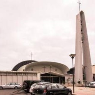 Bomba tra i fiori davanti alla chiesa: il ritrovamento choc durante la festa parrocchiale