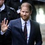Harry torna a Londra senza Meghan e i figli: la decisione 'last minute'