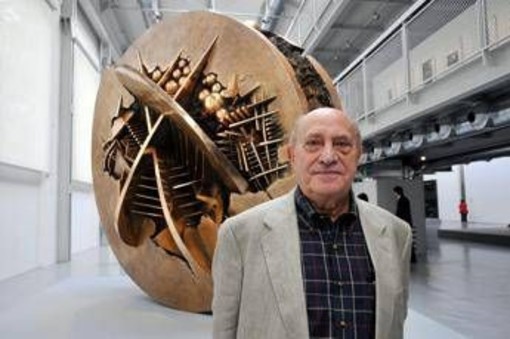Addio ad Arnaldo Pomodoro, gigante della scultura italiana Addio ad Arnaldo Pomodoro, gigante della scultura italiana