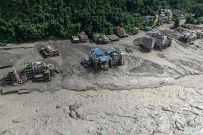 Alluvione in Nepal, l'italiano tratto in salvo: "In pullman a 20 metri dal disastro, un'onda gigantesca di fango e detriti, poi il boato" Alluvione in Nepal, l'italiano tratto in salvo: "In pullman a 20 metri dal disastro, un'onda gigantesca di fango e detriti, poi il boato"