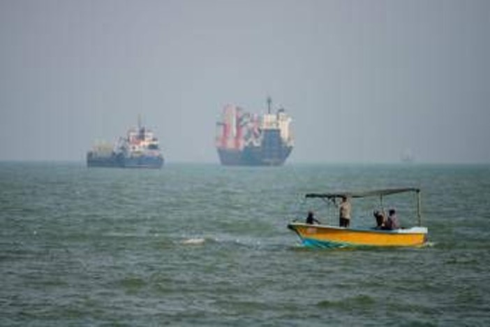 Iran, Pasdaran: "Tre petroliere contro mine nello Stretto di Hormuz, una è esplosa"