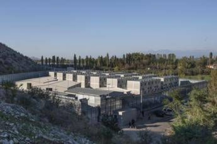 Migranti in Albania, visita Garanti a Cpr Gjader: "Solo 27 persone, potrebbero stare in Italia"