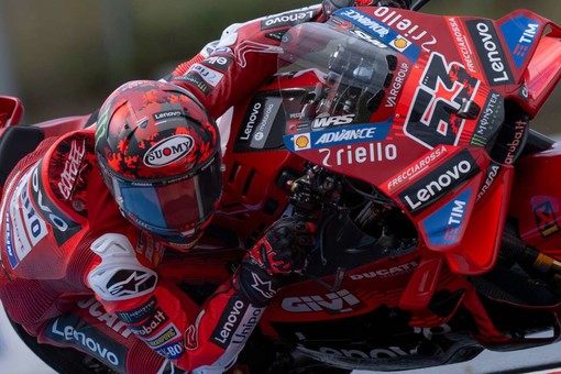 Bagnaia in pole in Repubblica Ceca davanti a Marc Marquez