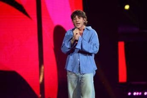 Rkomi annulla i concerti estivi e annuncia il tour nei teatri: il cambio di rotta Rkomi annulla i concerti estivi e annuncia il tour nei teatri: il cambio di rotta