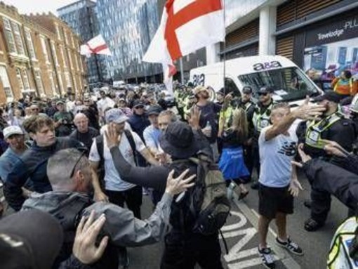 Migranti, nuove manifestazioni a Portsmouth: "L'immigrazione clandestina deve finire" Migranti, nuove manifestazioni a Portsmouth: "L'immigrazione clandestina deve finire"