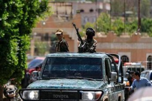 Medioriente, Houthi: "Abbattuto caccia saudita". L'ambasciata Usa in Arabia: "Americani non vengano qui, rischio droni e attacchi"
