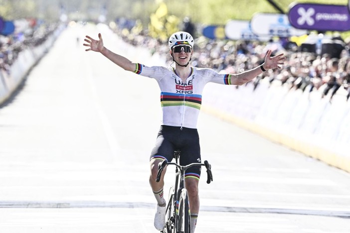 Pogacar vince il Giro delle Fiandre, Van der Poel ed Evenepoel sul podio