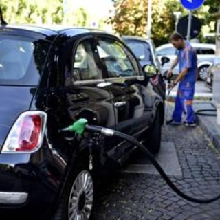 Prezzi carburanti, nuova accisa sul diesel: aumenti per IP e Q8, frenata di Eni Prezzi carburanti, nuova accisa sul diesel: aumenti per IP e Q8, frenata di Eni