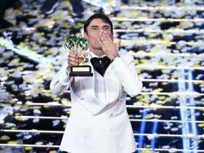 Sanremo, Sal Da Vinci: "La mia è la vittoria di un popolo, condivido questo premio con Geolier" Sanremo, Sal Da Vinci: "La mia è la vittoria di un popolo, condivido questo premio con Geolier"