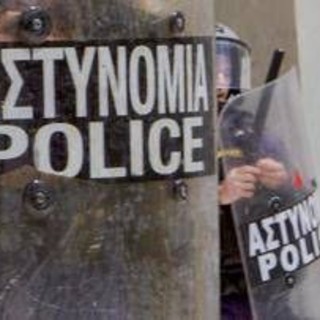 Uomo armato spara nel centro di Atene, almeno 5 feriti