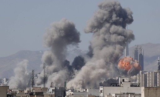 Serie di esplosioni a Teheran, Iran attacca forze curde nel Kurdistan