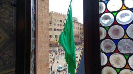 Palio di Siena, esposta bandiera verde: rinviato a domani per maltempo Palio di Siena, esposta bandiera verde: rinviato a domani per maltempo