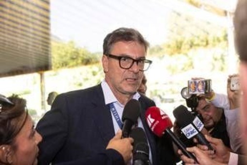 Giorgetti: "Ipotesi flat tax per gli stipendi dei giovani. Pensione a 64 anni? Bisogna garantire equilibrio conti" Giorgetti: "Ipotesi flat tax per gli stipendi dei giovani. Pensione a 64 anni? Bisogna garantire equilibrio conti"