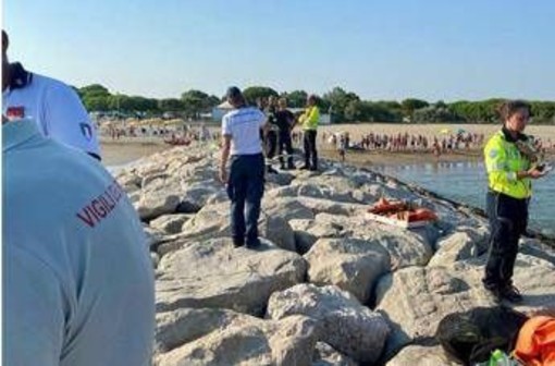 Jesolo, trovato morto in mare il bimbo di 6 anni disperso Jesolo, trovato morto in mare il bimbo di 6 anni disperso