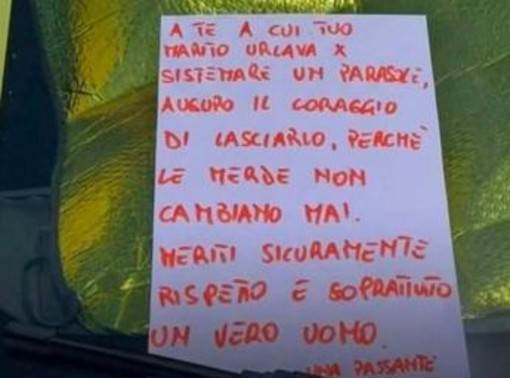 "Tuo marito urla, lascialo": il messaggio sul parabrezza diventa un caso web "Tuo marito urla, lascialo": il messaggio sul parabrezza diventa un caso web
