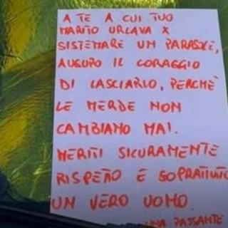 "Tuo marito urla, lascialo": il messaggio sul parabrezza diventa un caso web "Tuo marito urla, lascialo": il messaggio sul parabrezza diventa un caso web