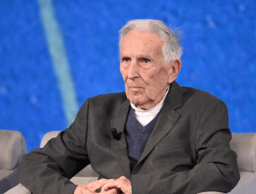 Garattini: "Alcol cancerogeno come sigarette. Un bicchiere di vino al giorno non è privo di rischi" Garattini: "Alcol cancerogeno come sigarette. Un bicchiere di vino al giorno non è privo di rischi"