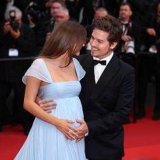 L'ex star di 'Zack e Cody' Dylan Sprouse e Barbara Palvin aspettano un figlio, la rivelazione a Cannes
