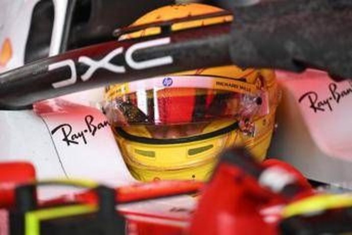 Formula 1, caos nel Gp del Bahrain: partenza rinviata due volte e problemi per Ferrari