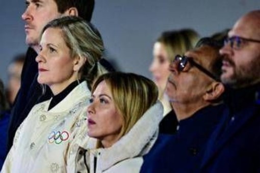 Milano Cortina, cala il sipario: Meloni applaude gli azzurri, bandiera olimpica passa alla Francia