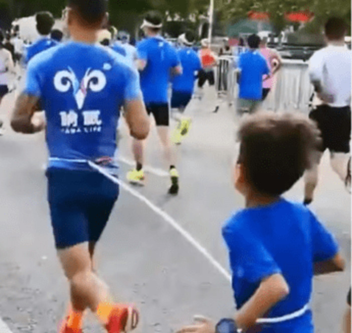 Bambino legato e costretto a correre una mezza maratona: runner squalificato tre anni Bambino legato e costretto a correre una mezza maratona: runner squalificato tre anni