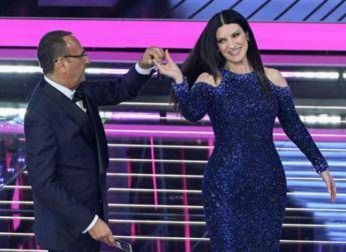 Sanremo 2026, ascolti in calo: 9,6 milioni di spettatori e 58% di share per prima serata Sanremo 2026, ascolti in calo: 9,6 milioni di spettatori e 58% di share per prima serata