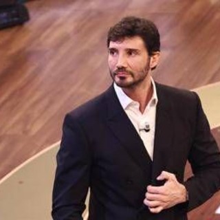 Sanremo, il passaggio di testimone per il 2027: l'investitura di Conti a De Martino oggi in diretta Sanremo, il passaggio di testimone per il 2027: l'investitura di Conti a De Martino oggi in diretta