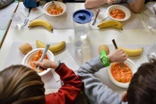 Milano, malore per 12 bimbi della scuola primaria durante pranzo in mensa Milano, malore per 12 bimbi della scuola primaria durante pranzo in mensa