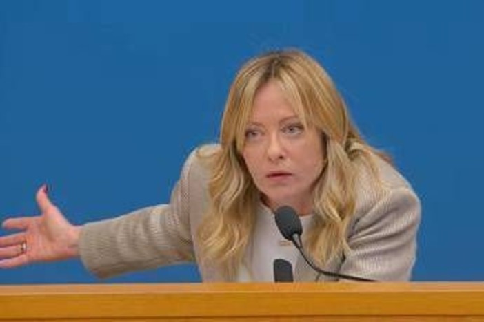 Meloni, domanda sulle tasse: "Quando pensate di farlo?". E lei risponde 'furiosa'