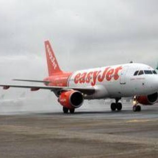 Malore per il copilota, volo Easyjet rientra a 20 minuti dal decollo Malore per il copilota, volo Easyjet rientra a 20 minuti dal decollo