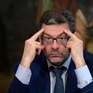 Manovra, Giorgetti: "Serve un approccio più prudente"