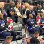 James gioca con una bambina: LeBron versione 'babysitter' in Nba James gioca con una bambina: LeBron versione 'babysitter' in Nba