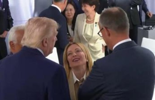 Trump-Meloni, siparietto distensivo al G7: "Io abbandonato", "Noi sempre amici" Trump-Meloni, siparietto distensivo al G7: "Io abbandonato", "Noi sempre amici"