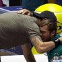 Cobolli si fa male nel derby e scoppia a piangere, Berrettini lo abbraccia