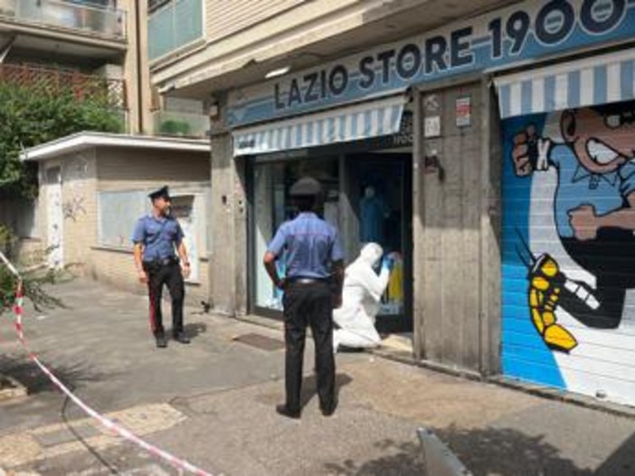 Spari contro vetrina Lazio Store a Ostia, indagini in corso Spari contro vetrina Lazio Store a Ostia, indagini in corso