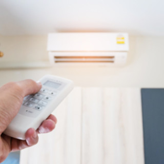 Caldo, condizionatori sempre accesi e quasi 150 euro in bolletta: 10 consigli per risparmiare