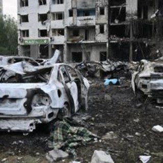 Ucraina, missili russi colpiscono Kiev: 2 morti e una ventina di feriti Ucraina, missili russi colpiscono Kiev: 2 morti e una ventina di feriti