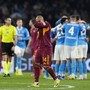Alla Roma non basta Malen, il Napoli non molla e al Maradona finisce 2-2