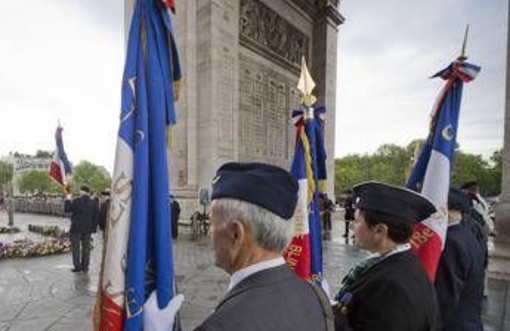Francia, polizia spara a uomo armato di coltello all'Arc de Triomphe