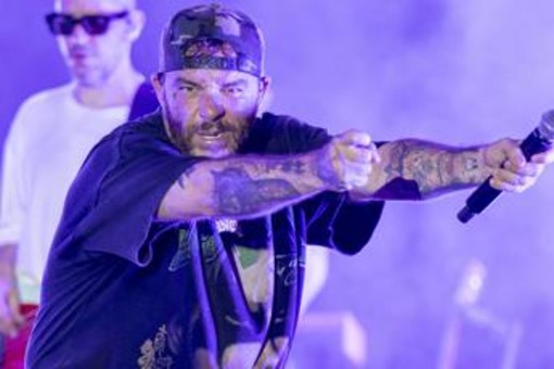 Salmo mostra una cicatrice sul viso: "Ho un cancro della pelle"