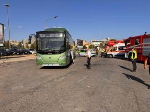 Dramma a Pescara, pullman travolge pedone nel terminal bus: morta una donna