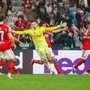 Champions, Benfica qualificato allo scadere con gol del portiere. Mourinho-show in panchina Champions, Benfica qualificato allo scadere con gol del portiere. Mourinho-show in panchina