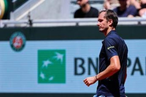 Sorpresa al Roland Garros, Medvedev subito eliminato: niente big match con Sinner in semifinale