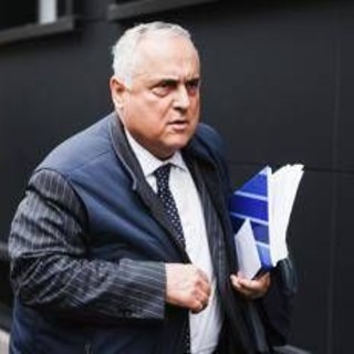 Lotito, la telefonata 'rubata' e la nota: "Lazio ha fiducia in Sarri" Lotito, la telefonata 'rubata' e la nota: "Lazio ha fiducia in Sarri"