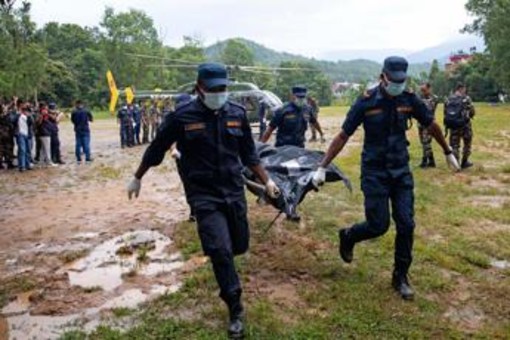 Alluvione in Nepal, oltre 600 morti e 2.500 dispersi: il fango complica i soccorsi