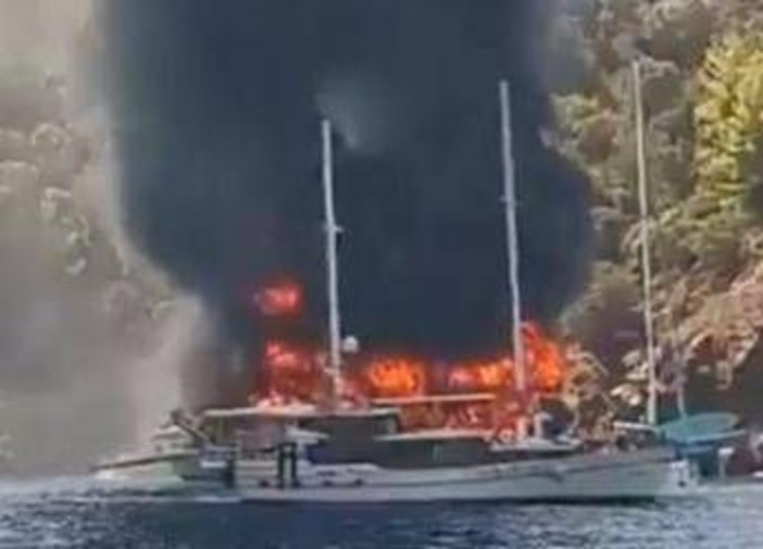 Turchia, incendio a bordo di una nave turistica: oltre cento passeggeri evacuati