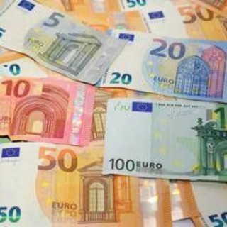 Trova 110mila euro in un cassetto: "Erano su libretti di risparmio di 50 anni fa" Trova 110mila euro in un cassetto: "Erano su libretti di risparmio di 50 anni fa"