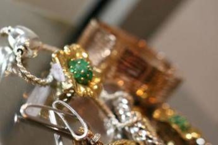 Da gioielli famiglia a posate nonna, è corsa ai compro oro Da gioielli famiglia a posate nonna, è corsa ai compro oro